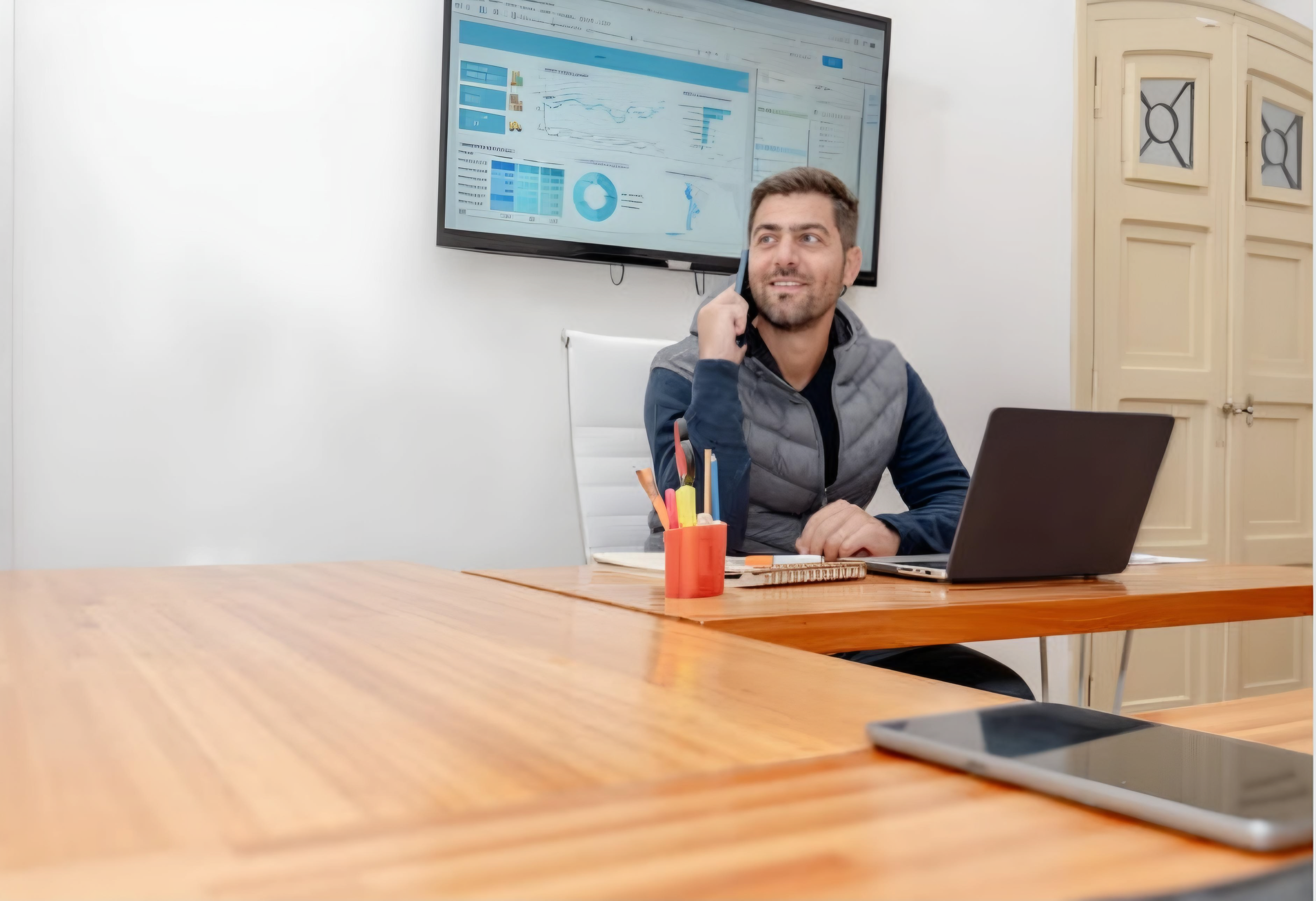 hombre en oficina haciendo una llamada